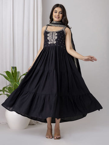 Vestido. Anarkali.  Negro. Premium